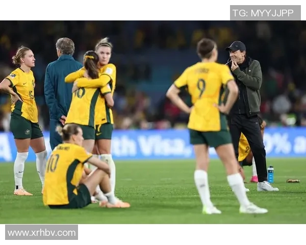 英格兰足球队在世界杯赛场夺冠，球迷欢欣鼓舞！